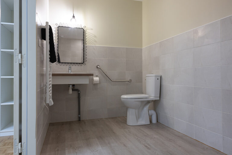 salle-de-bain-pmr-personne-mobilite-reduite
